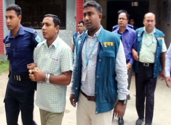  ঠাকুরগাঁওয়ে ঘুষের টাকাসহ হাতেনাতে ধরা শিক্ষা কর্মকর্তা