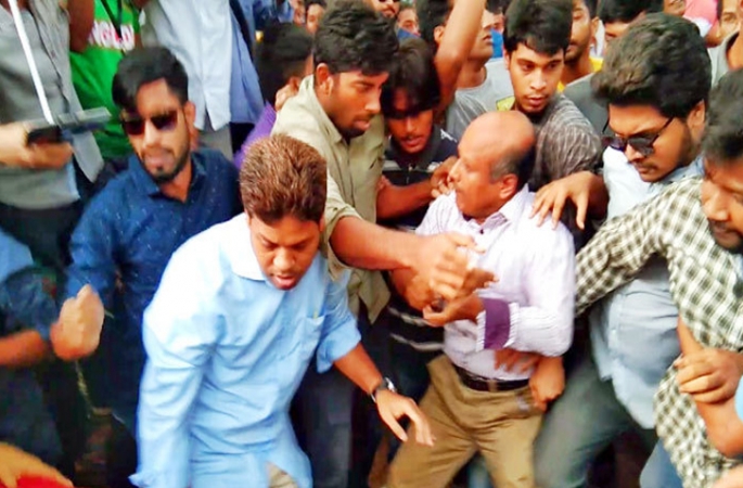 বিশ্ববিদ্যালয় বন্ধ ঘোষণার প্রতিবাদে উত্তাল জাবি