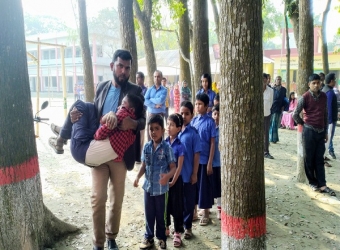 বই উৎসবে ৬ ঘণ্টা রোদে শিক্ষার্থীরা