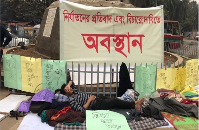  বিচার চেয়ে টিএসসিতে 'অবস্থান' নিয়েছেন মার খাওয়া মুকিম