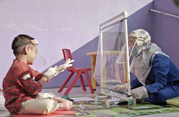 মহামারীতে পাঠদানের অভিনব উপায়