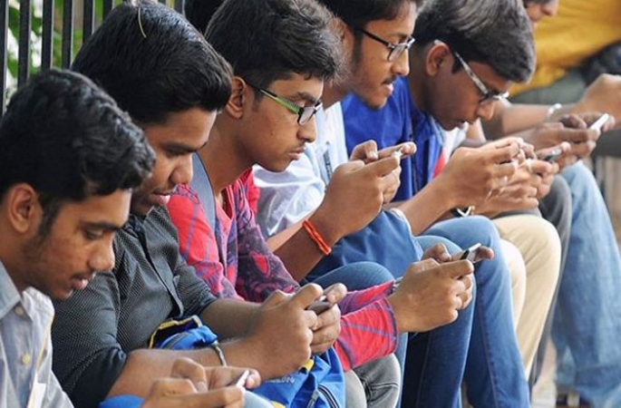  স্মার্টফোন কিনতে শিক্ষার্থীদের বিনাসুদে ঋণ দেবে ইউজিসি