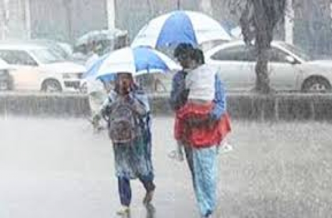 বৃষ্টি আর যানজট ভোগান্তিতে অফিসগামী মানুষ