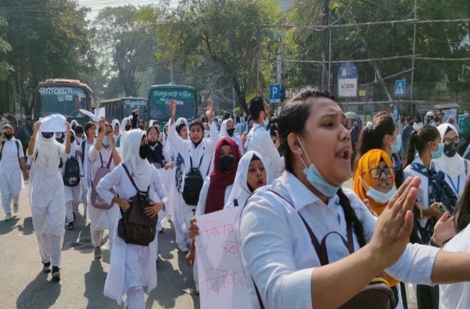 ‘নিরাপদ সড়ক চাই’ স্লোগান নিয়ে সড়কে শিক্ষার্থীরা