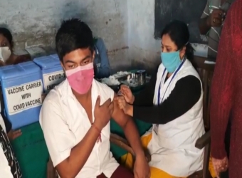 একসঙ্গে ৩ ডোজ টিকা দেওয়া হলো স্কুল ছাত্রকে