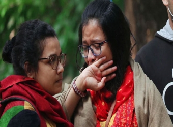 অনশনে অনড় শিক্ষার্থীরা, অসুস্থদের দেখে কাঁদছে সহপাঠীরা