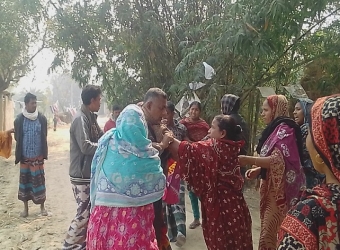 নিয়ামতপুরে ইউপি সদস্য কর্মীদের হামলার শিকার সাংবাদিক 