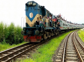 অল্পের জন্য বেঁচে গেলেন ৩০০ রেলযাত্রী