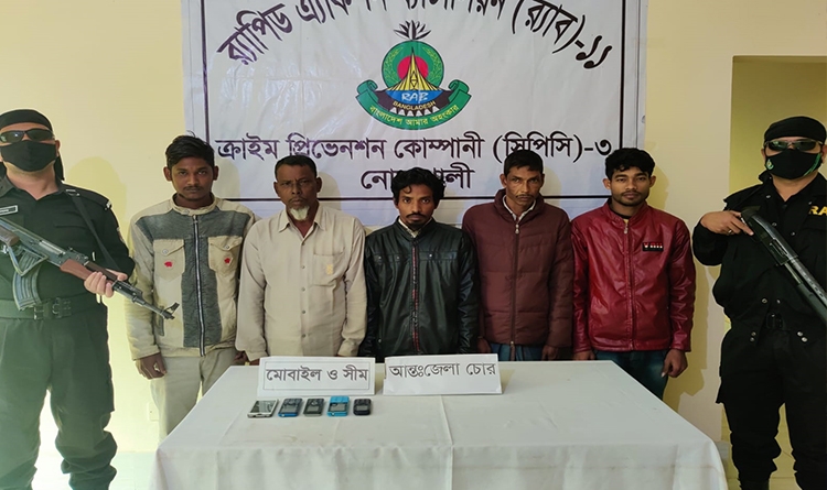 যাত্রী সেজে অটোরিকশা ছিনতাই, গ্রেফতার ৫
