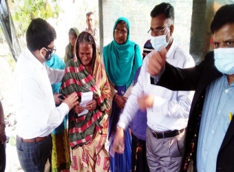 কমলগঞ্জে আগুনে পুড়ে ঘরহারা নারীর পাশে জেলা প্রশাসক
