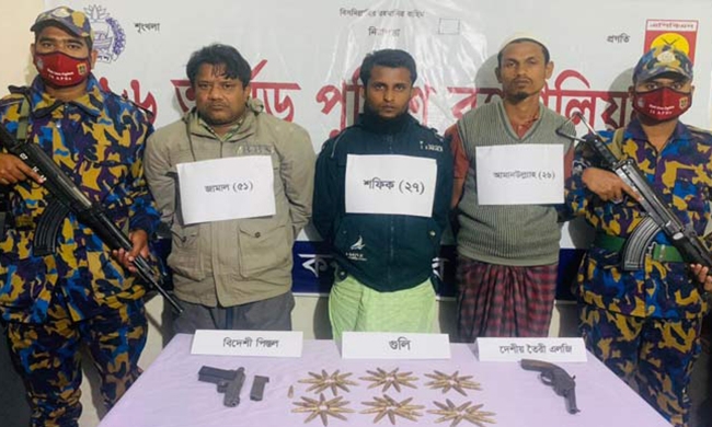 আগ্নেয়াস্ত্র ও গুলিসহ ৩ সন্ত্রাসী আটক
