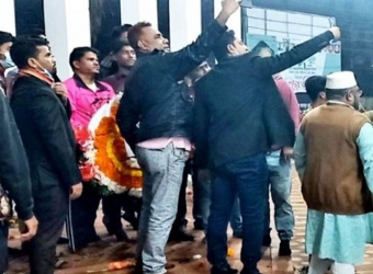 জুতা পায়ে শহীদ মিনারে ফুল দিতে এসে সেলফি