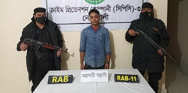 নোয়াখালীর বেগমগঞ্জে অস্ত্রসহ এক যুবক গ্রেপ্তার