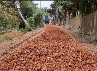 কবিরহাটে সড়ক সংস্কারে অনিয়মের অভিযোগ