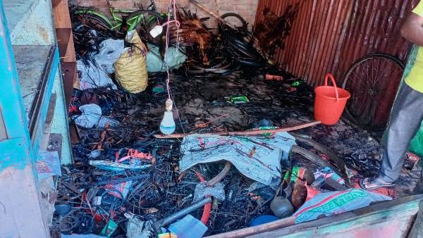  মিরসরাইয়ে দোকানে অগ্নিকাণ্ডে দেড় লক্ষধিক টাকার ক্ষয়ক্ষতি
