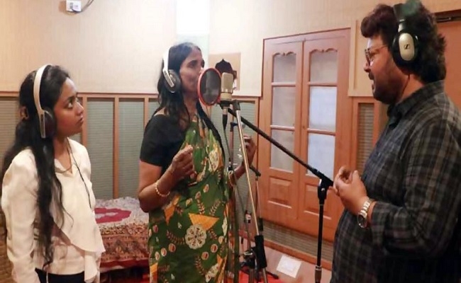 নিজের বায়োপিকে গাইলেন সেই রানাঘাটের রাণু মণ্ডল