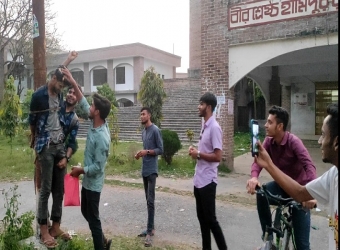 ইবিতে বৈদ্যুতিক খুঁটির সাথে বেঁধে বহিরাগতদের জন্মদিন উদযাপন