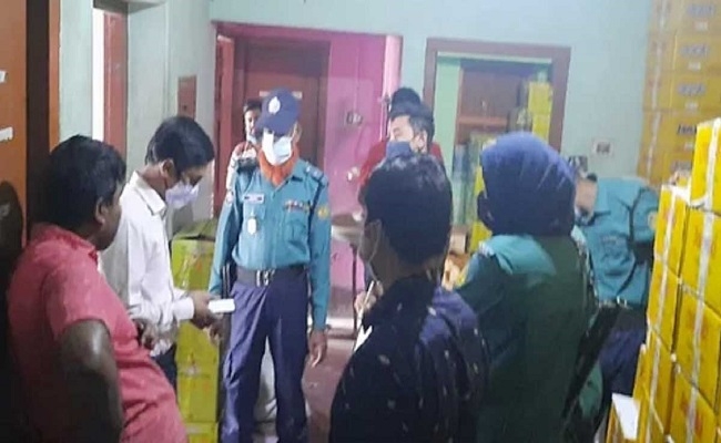 বাজারে তেল সংকট, দোকানির ঘরে মিলল ৮০০ লিটার সয়াবিন