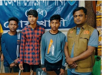 অস্ত্রসহ কিশোর গ্যাংয়ের ৩ সদস্য গ্রেফতার