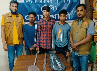 নোয়াখালীতে অস্ত্রসহ কিশোরগ্যাংয়ের তিন সদস্য আটক