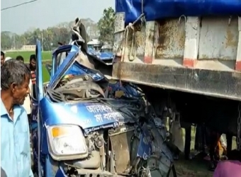 সিমেন্টবোঝাই ট্রাকে পিকআপভ্যানের ধাক্কা, নিহত ২