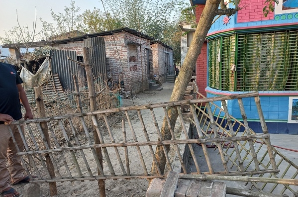 রাস্তা বন্ধ করে প্রতিবেশিকে অবরুদ্ধ
