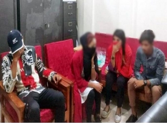 শহীদ মিনারে টিকটক ভিডিও করায় ৬ তরুণ-তরুণী আটক