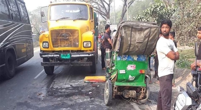 ছিনতাই করা ট্রাকের চাপায় অটোরিকশার ৩ যাত্রী নিহত