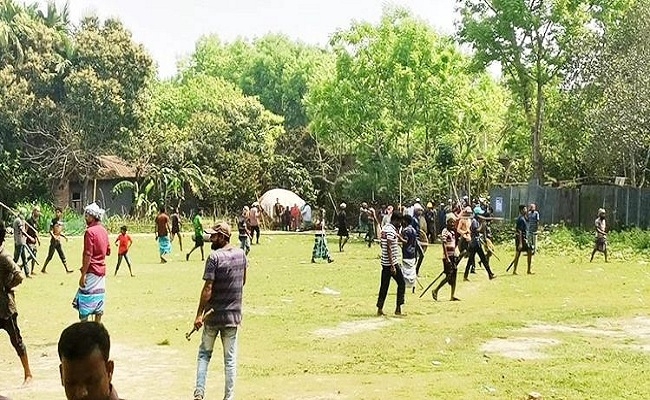 মাইকে ঘোষণা দিয়ে আ’লীগের দুই গ্রুপের সংঘর্ষ