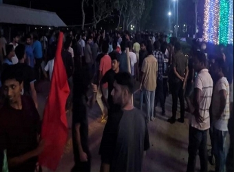 ইবি ছাত্রদের সঙ্গে মাইকে ঘোষণা দিয়ে স্থানীয়দের সংঘাত