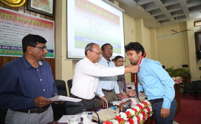 এ এফ মুজিবুর রহমান স্বর্ণপদক পেলেন রাবির ৮ শিক্ষার্থী