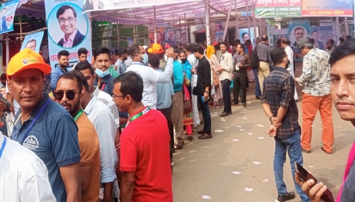 উৎসবমুখর পরিবেশে চলছে ডিইউজের নির্বাচন