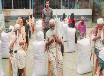 ফেসবুকে তোলা টাকায় ১৬টি পরিবার পেলো ১ মাসের খাদ্যসামগ্রী