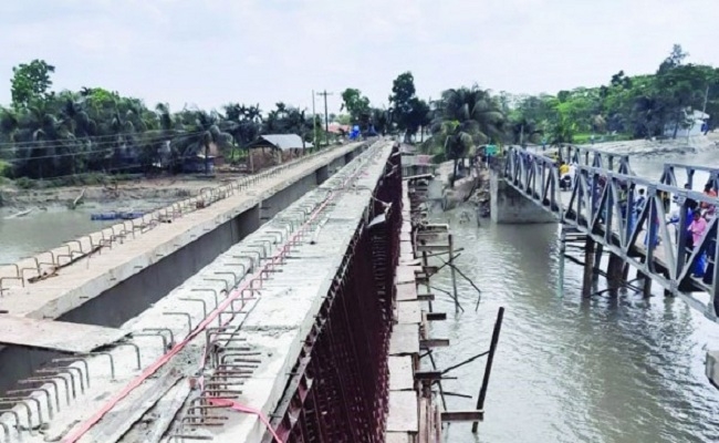 বালুবাহী বলগেটের ধাক্কায় ভেঙে পড়লো ব্রিজের ১৮ কোটি টাকার স্টেজিং
