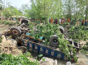 ভুট্টা বোঝাই ট্রাক নিয়ন্ত্রণ হারিয়ে নিহত ২