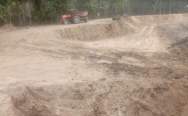 জমির মাটি কেটে ইটভাটায় বিক্রি, রাস্তা হুমকিতে