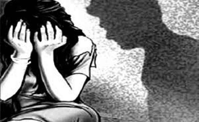 বাবার বন্ধুর ধর্ষণে অন্তঃসত্ত্বা কিশোরী