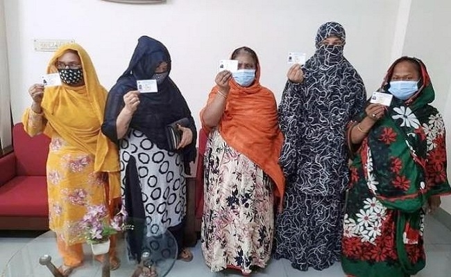 ফরিদপুরে জাতীয় পরিচয়পত্র পেলো যৌনকর্মীরা