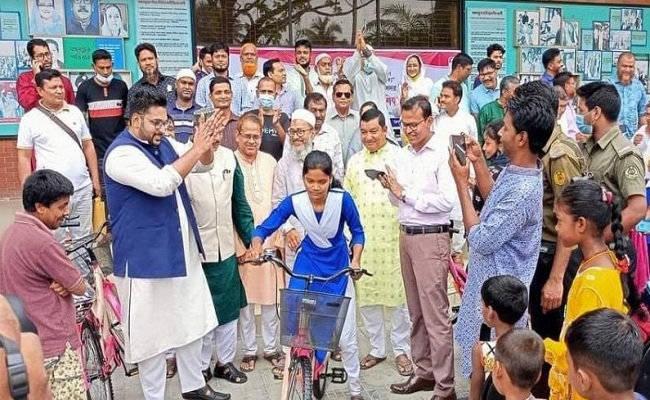 নওগাঁয় ক্ষুদ্র নৃ-গোষ্ঠির শিক্ষার্থীদের মাঝে বাইসাইকেল ও শিক্ষাবৃত্তি প্রদান