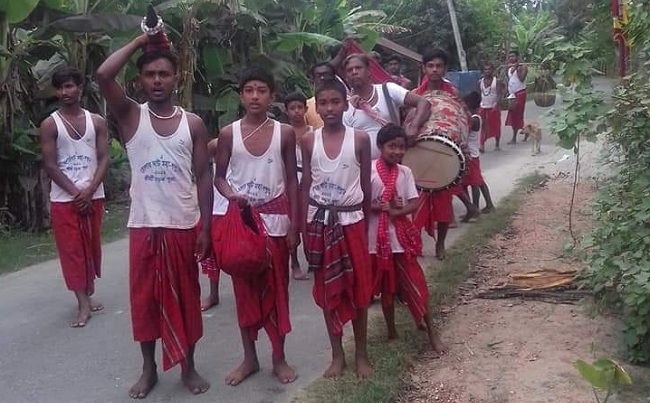 চড়কপূজায় মেতেছে হিন্দু ধর্মাবলম্বীরা 
