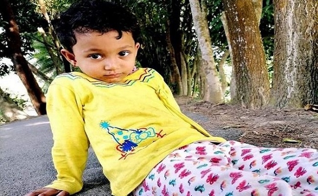 সন্ত্রাসীদের ছোড়া গুলিতে বাবার কোলে থাকা মেয়ের মৃত্যু