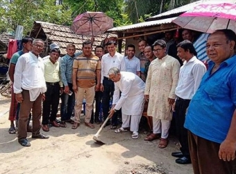 দারিদ্র পরিবারের প্রতি সাহায্যের হাত বাড়ালেন এমপি