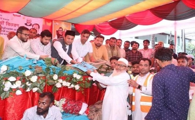 ঈদবস্ত্র উপহার যুবলীগ নেতা ওয়াসিমের