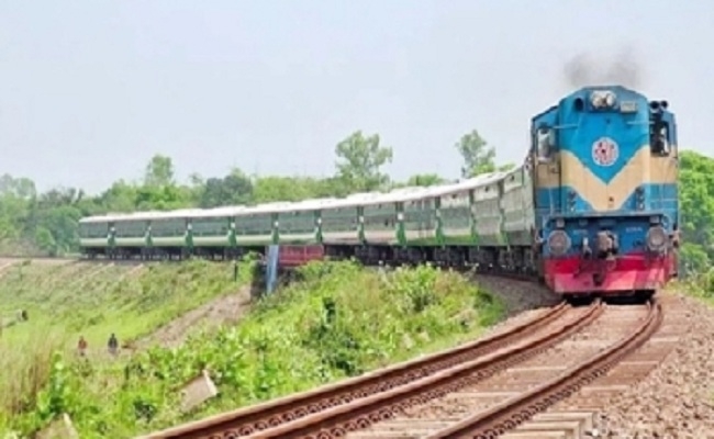 ট্রেনের নিচে ঝাঁপ দিয় আত্মহত্যা