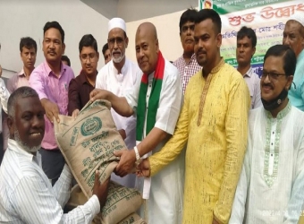 পত্নীতলায় কৃষকদের মাঝে প্রনোদনার বীজ ও সার বিতরণ