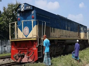 গাজীপুরে ট্রেনের ইঞ্জিন লাইনচ্যুত
