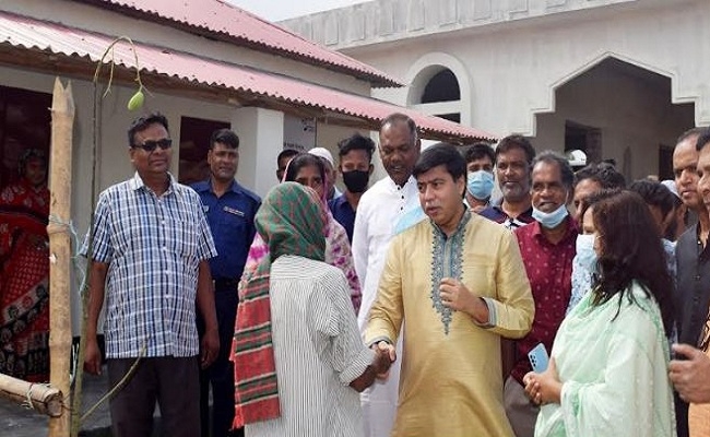 প্রধানমন্ত্রীর আশ্রায়ন প্রকল্প পরিদর্শন করলেন এমপি মুন্না 