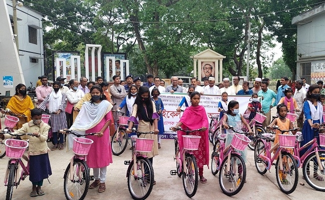 তাড়াশে বাইসাইকেল পেল ৭০ আদিবাসী শিক্ষার্থী