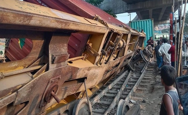 চট্টগ্রামে মালবাহী ট্রেনের বগি লাইনচ্যুত
