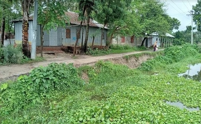 রাজাপুরের রাস্তা ভেঙ্গে পুকুরে, চরম ভোগান্তিতে এলাকাবাসী